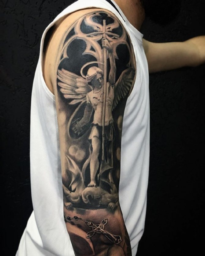 Τατουάζ άγγελος με σταυρό