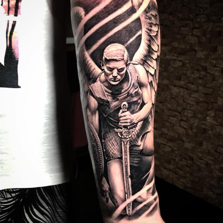 Tatouage d'un ange avec une épée