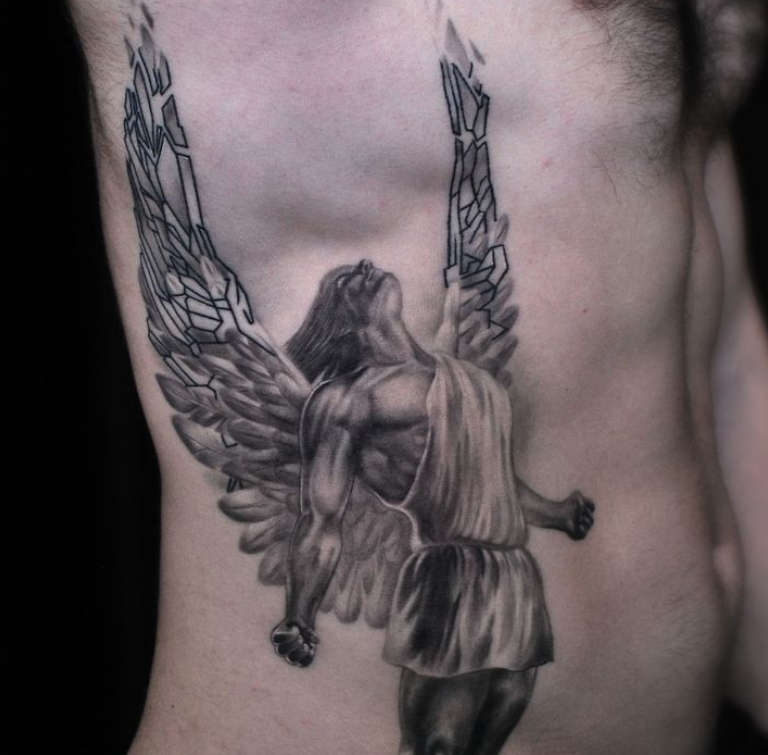 Tetování anděla na jeho straně