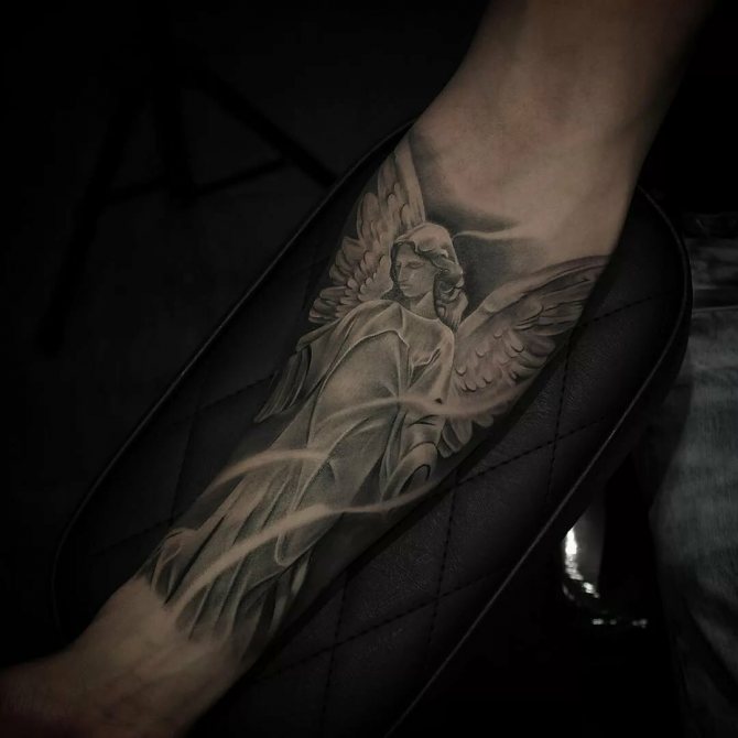 Tetovací anděl na ruce