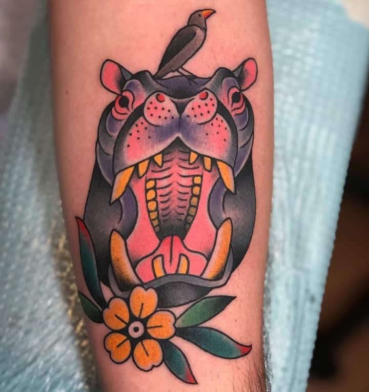 Nilpferd Tattoo mit offenem Mund