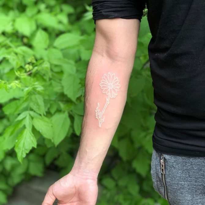 photo de tatouage à l'encre blanche