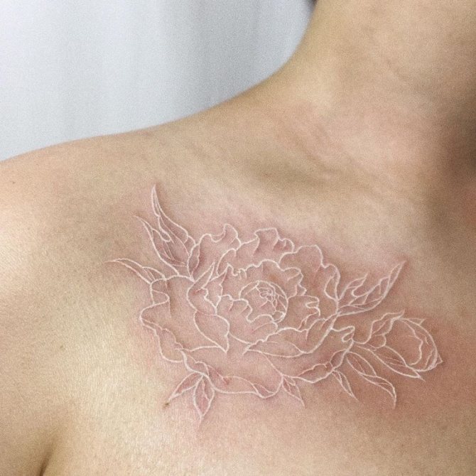Tatouage à l'encre blanche