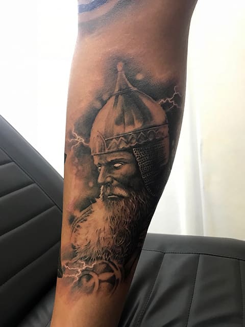 Tatouage d'un bogatyr sur le bras