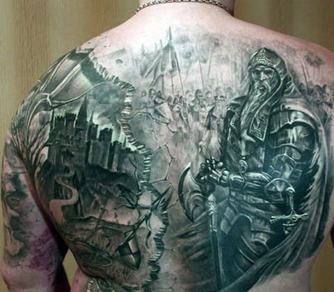 Tatouage d'une déesse sur son dos