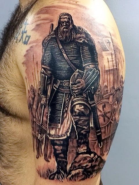 Tatouage d'une déesse sur l'épaule d'un homme