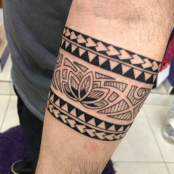 náčrtek tetovacího náramku