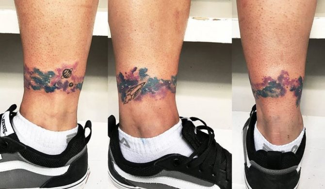 Tetovací náramek na noze