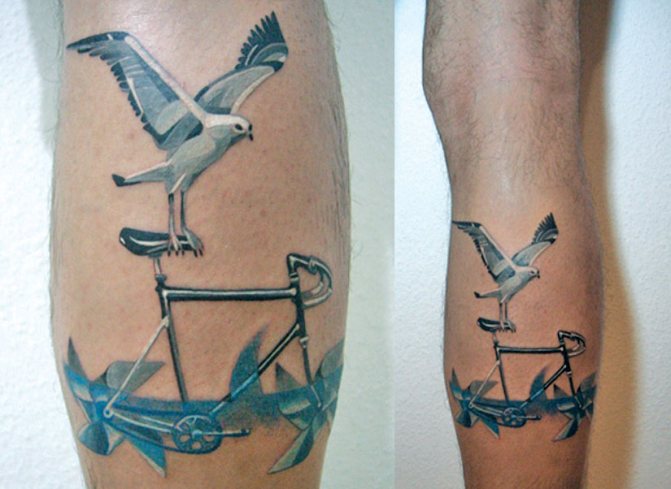 Татуировка чайка на краката