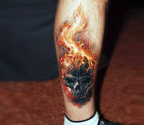 Tatouage d'un crâne en feu