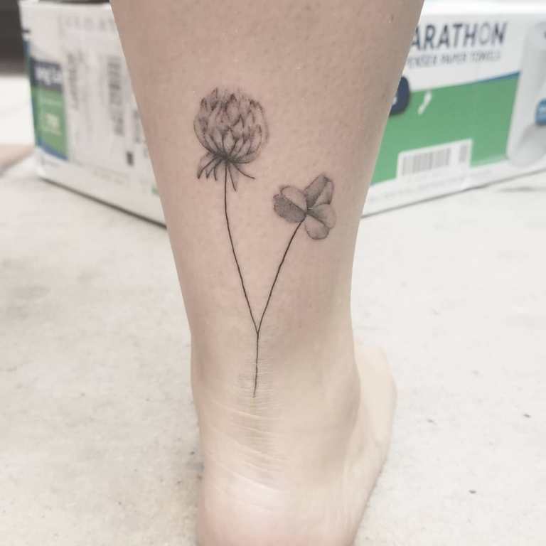 Tattoo schwarzes und weißes Kleeblatt