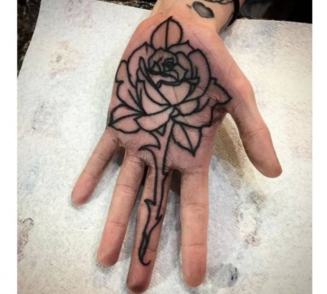 Tatouage d'une rose noire sur votre paume