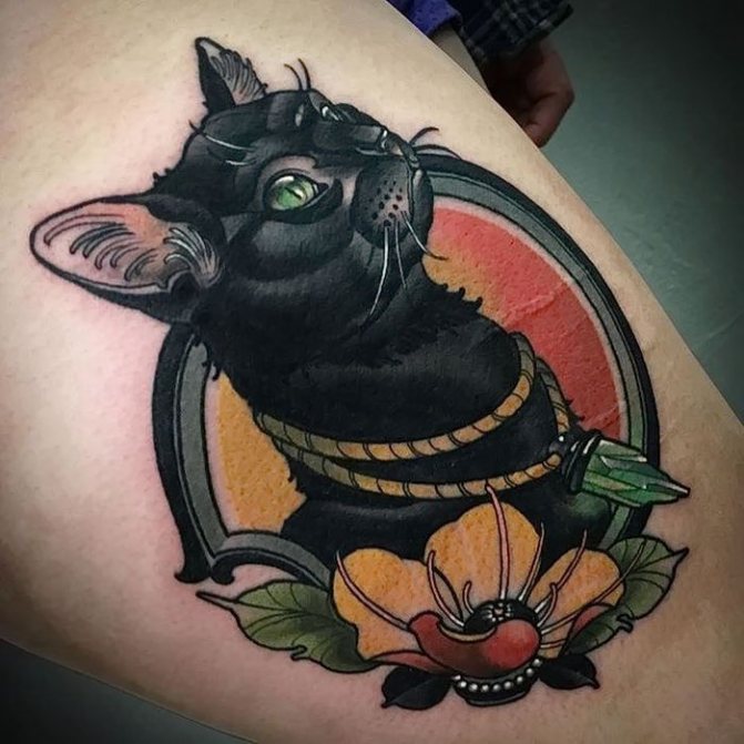 τατουάζ μαύρη γάτα σε κύκλο στο αντιβράχιο