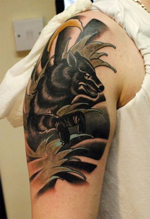 Tatouage de loup noir sur les épaules pour les filles