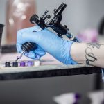 Tätowierung vierblättriges Kleeblatt. Bedeutung, Foto auf dem Handgelenk, Fuß, Finger mit einem Hufeisen, Marienkäfer, Blume, Skizzen