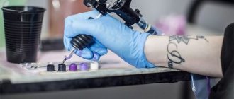 Τατουάζ τετράφυλλο τριφύλλι. Σημασία, εικόνες στον καρπό, πόδι, δάχτυλο με πέταλο, πασχαλίτσα, λουλούδι, σκίτσα