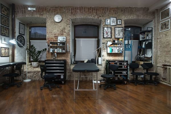 Tätowierung eines vierblättrigen Kleeblatts. Bedeutung, Bilder auf dem Handgelenk, Fuß, Finger mit einem Hufeisen, Marienkäfer, Blume, Designs