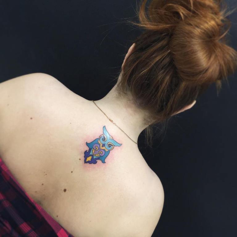 Татуировка с цвят на сова на рамото