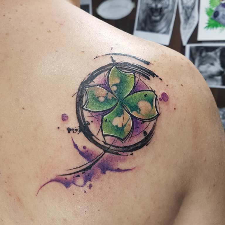 Tatouage d'un trèfle coloré