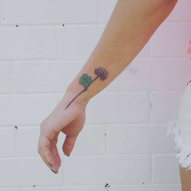 Tatouez une fleur de trèfle sur votre poignet