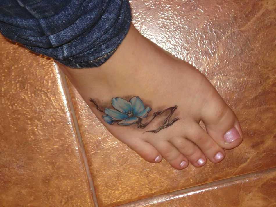 Une fleur tatouée est un signe très aimable
