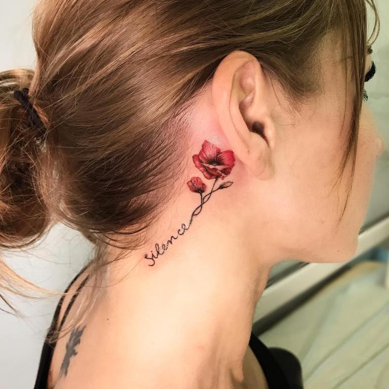 Tatouez une fleur derrière l'oreille