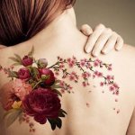 Λουλούδια τατουάζ. Σκίτσα ασπρόμαυρα, χρωματιστά στο χέρι, την κλείδα, το πόδι, το μηρό