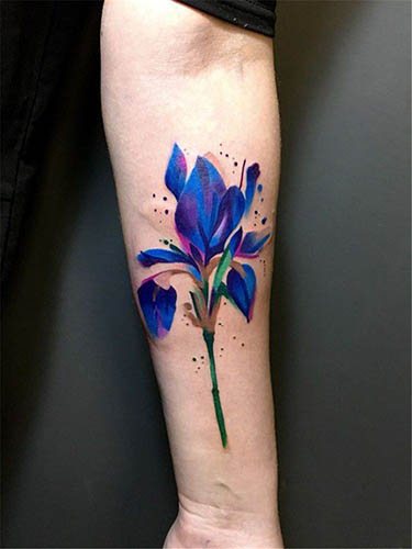 Tatouage de fleurs. Croquis en noir et blanc, coloré sur le bras, la clavicule, la jambe, la cuisse.