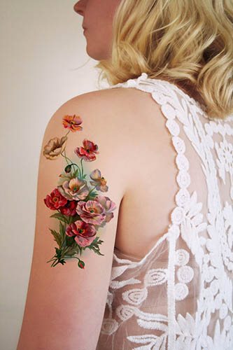 Tatouage de fleurs. Croquis en noir et blanc, coloré sur le bras, la clavicule, la jambe, la cuisse.