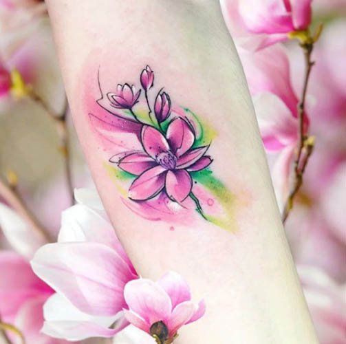 Tatouage de fleurs. Croquis en noir et blanc, coloré sur le bras, la clavicule, la jambe, la cuisse.