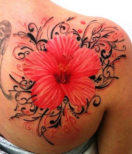 Tatouage de fleurs. Croquis en noir et blanc, colorés sur le bras, la clavicule, la jambe, la cuisse.