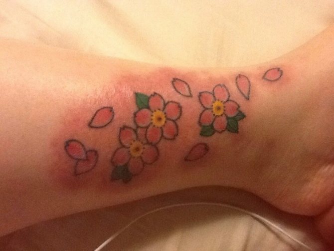 tatouage de fleurs sur une jambe