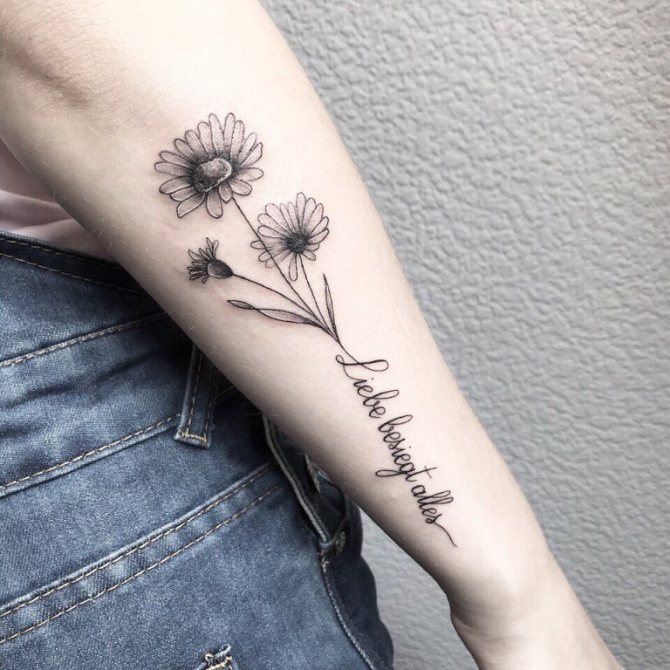 Tattoo Blumen auf dem Arm für Mädchen
