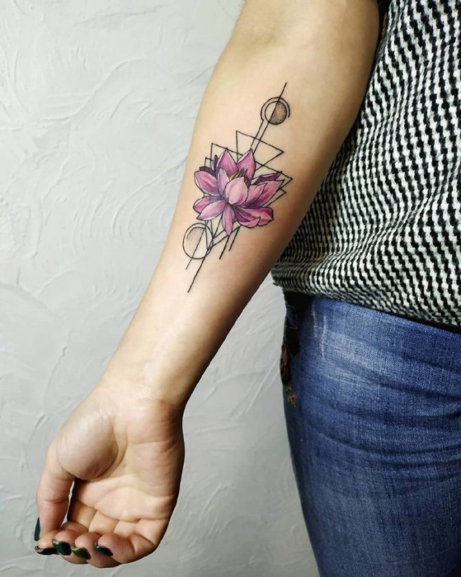 Tattoo Blumen auf dem Arm