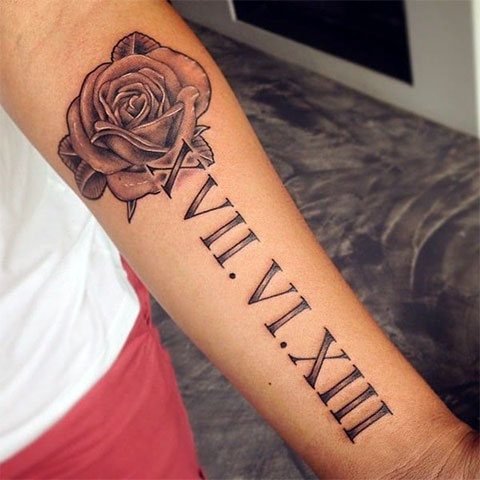 Tatuarse la fecha en números romanos en la mano