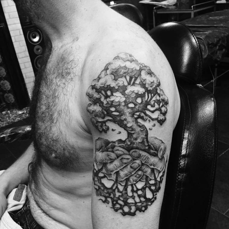 Signification du tatouage arbre sur la main