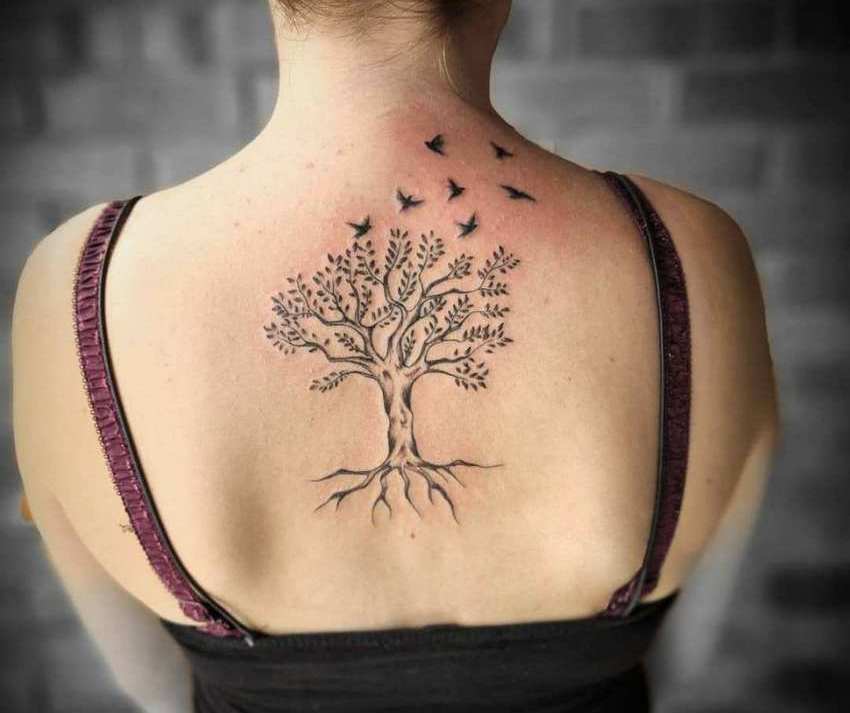 Tatouage de l'arbre de vie et des oiseaux sur le dos