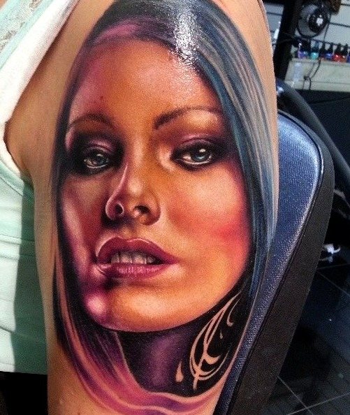 Tattoo Mädchen auf der Schulter für Männer