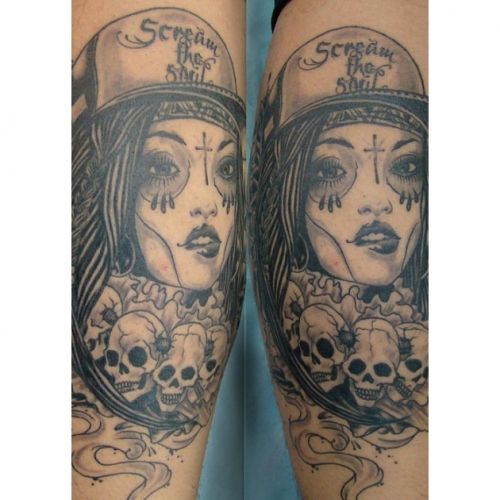 Croix de fille tatouée