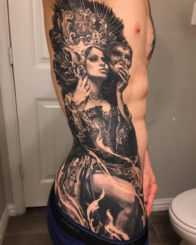 Fille tatouée avec un masque sur le côté du corps