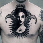 Fille tatouée avec des cornes. Croquis, signification