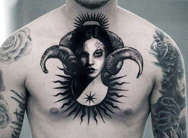 Fille tatouée avec des bois de cerf. Croquis, signification