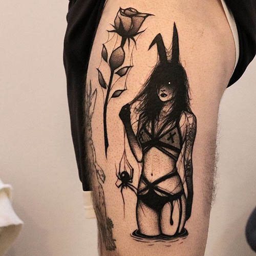 Fille tatouée avec des cornes. Croquis, signification