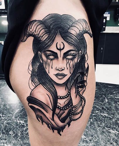 Fille tatouée avec des bois de cerf. Croquis, signification