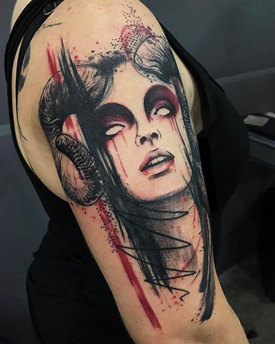 Fille tatouée avec des cornes. Croquis, signification