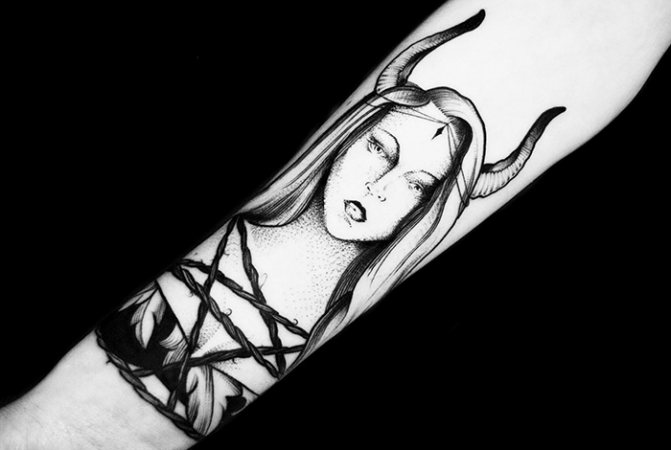 Fille tatouée avec des cornes. Croquis, signification