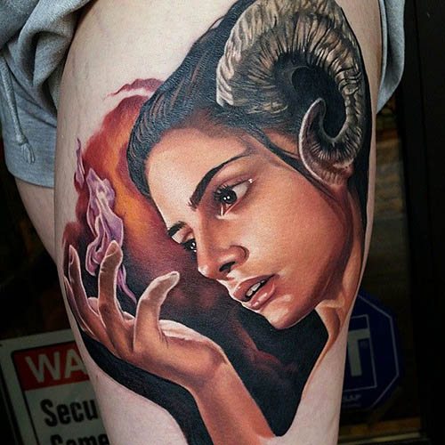 Fille tatouée avec des cornes. Croquis, signification