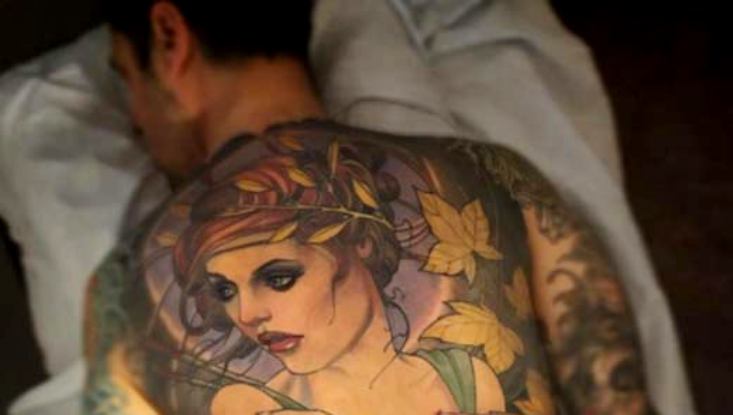 Tatouage d'une fille sur l'avant-bras pour les hommes