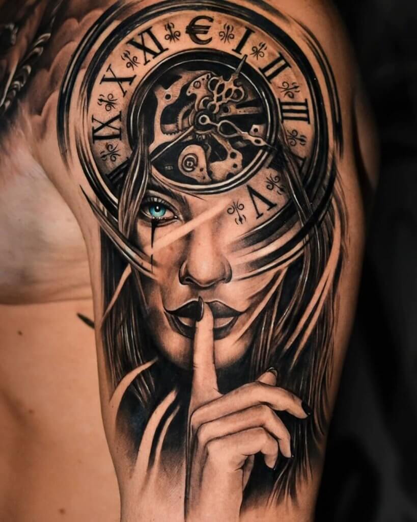 Tatouage de filles avec horloge sur l'épaule