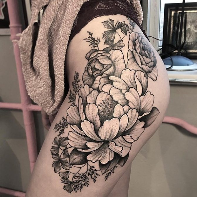 Tatouage pour filles fleurs noires sur la cuisse